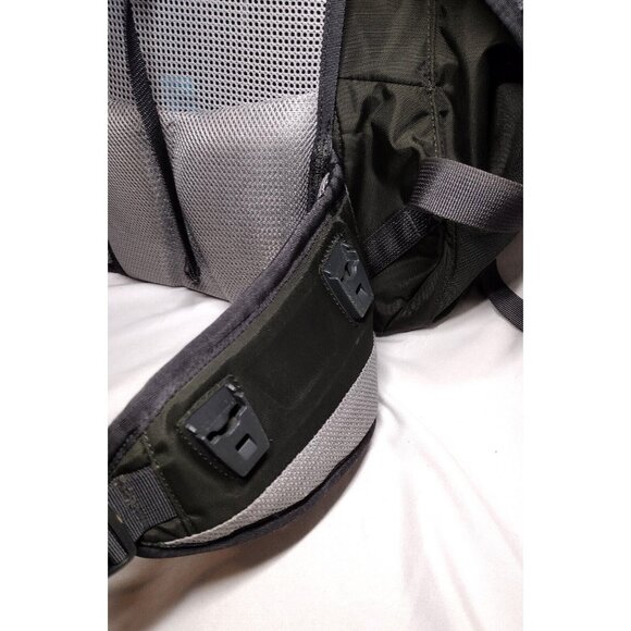 Thule Capstone 32 Liter Backpack Men's Fit Grey with DSLR Camera Holster - Picture 8 of 15